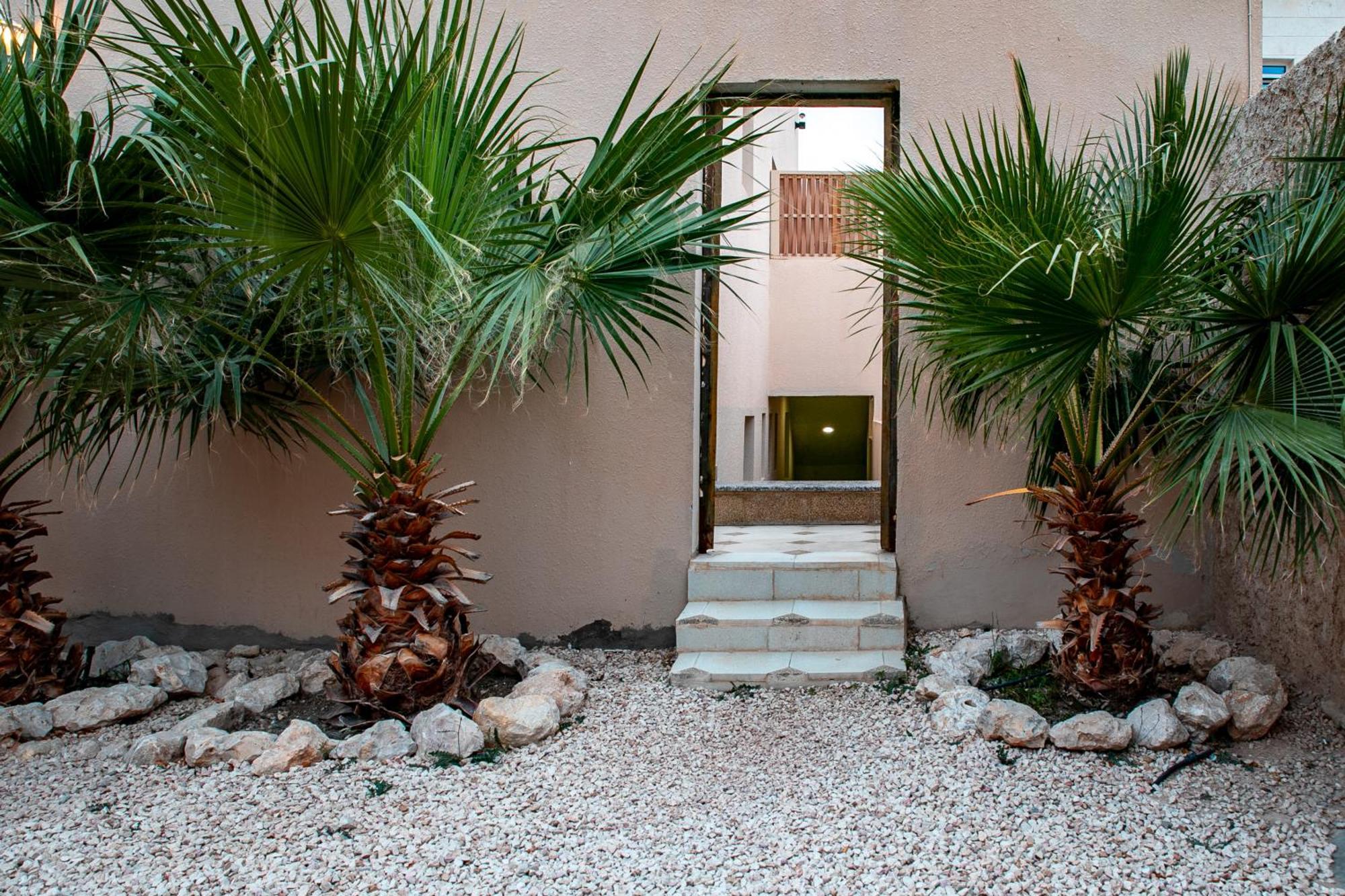 Elegant Garden Stay With 2 Living Areas, 2 Bedrooms, 1 Full And 1 Half Bath For 6 Guests Umm Al Amad Bagian luar foto